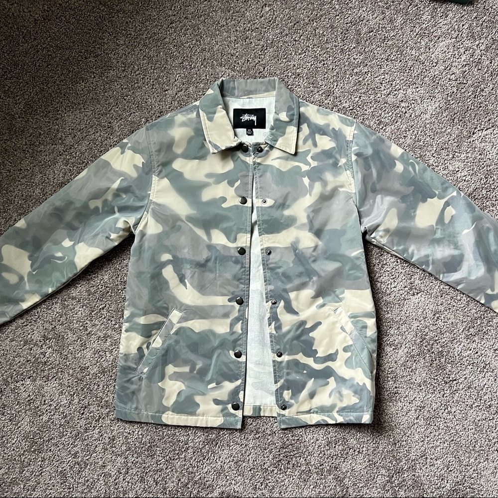 Stussy women’s camo windbreaker jacket